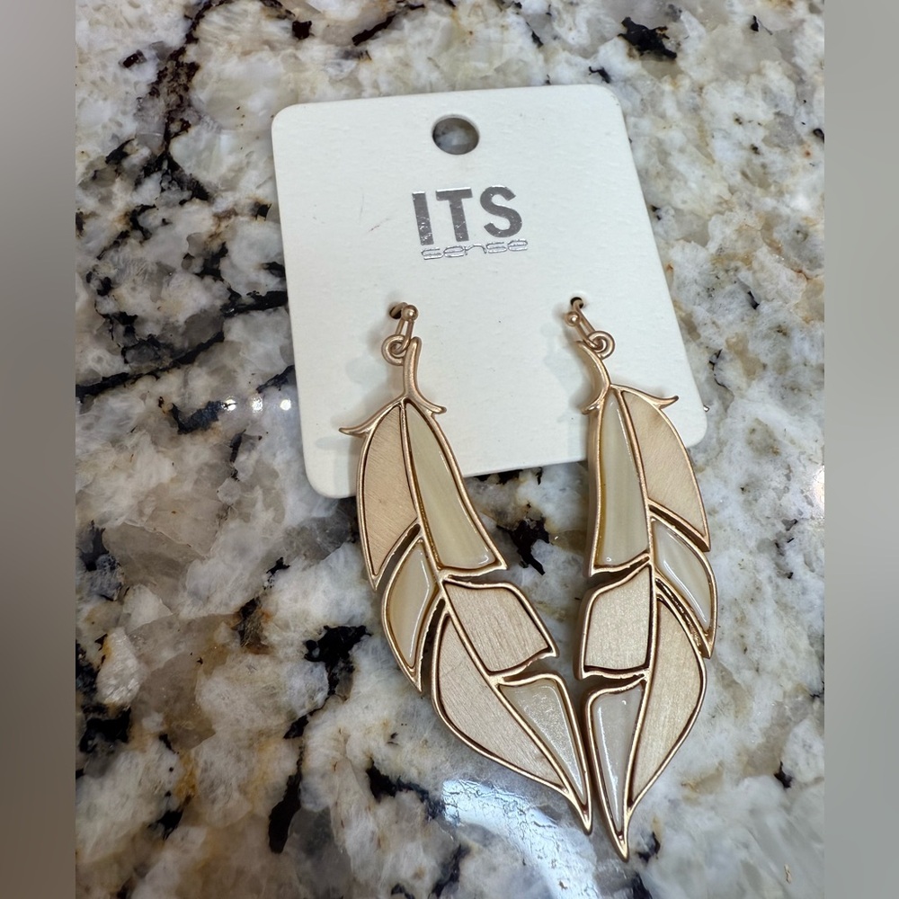 NWT! Gold Cut Outs Dangle Feather Lightweight Earrings - Picture 4 of 5